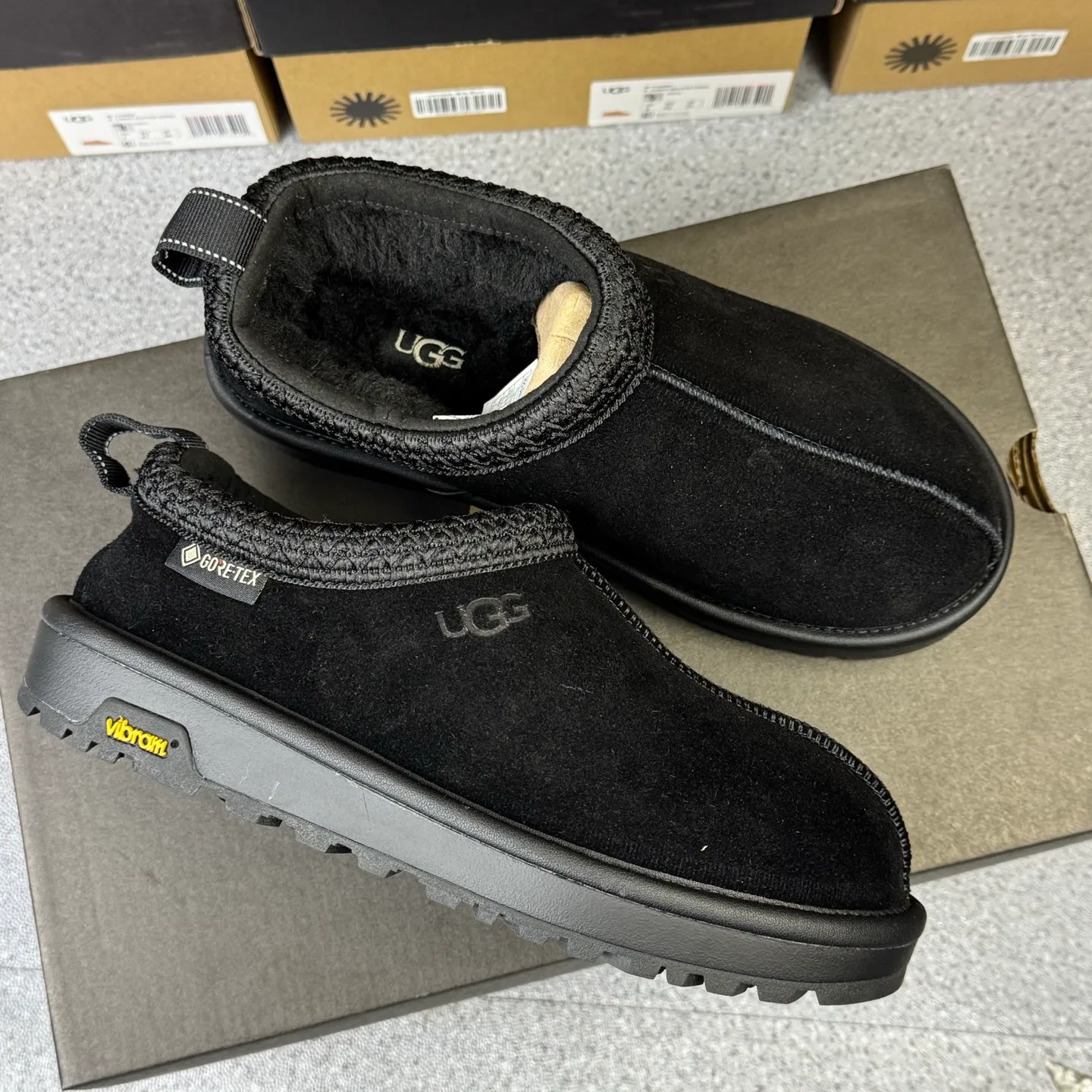 Pick up locally 💰520. The core recommendation is good price. The platform is exclusively for foreign trade. UGG Tasman GTX winter neutral snow shoes 1172790. Produced by ten-year-old brand shoemaking factory production line. Pay attention to every detail. Longfeng A-grade genuine sheep fur. Completely built in accordance with the ZP process. Size: 35 36 37 38 39 40 41 42 43 44 45